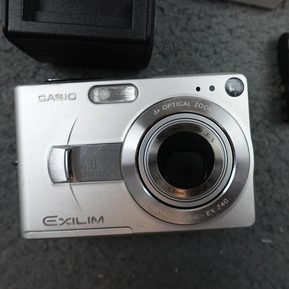 Casio Exilim EX-Z40 Digital Camera 4MP 3X Zoom FOR PARTS Charger & 2 Batteries